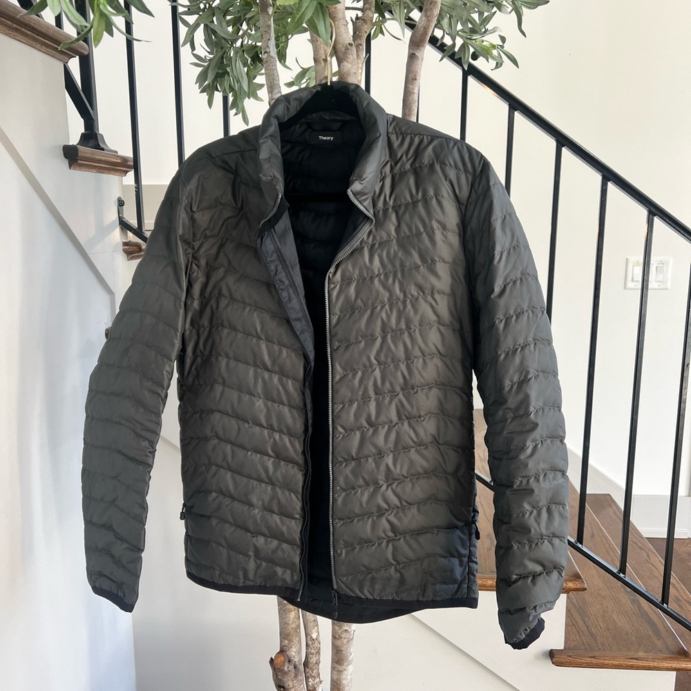 Men’s M-L Theory light down jacket